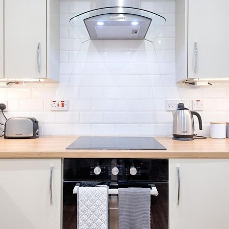 Large Green Garden, 4 Bedrooms, Sleeps 8 Суонзи Екстериор снимка
