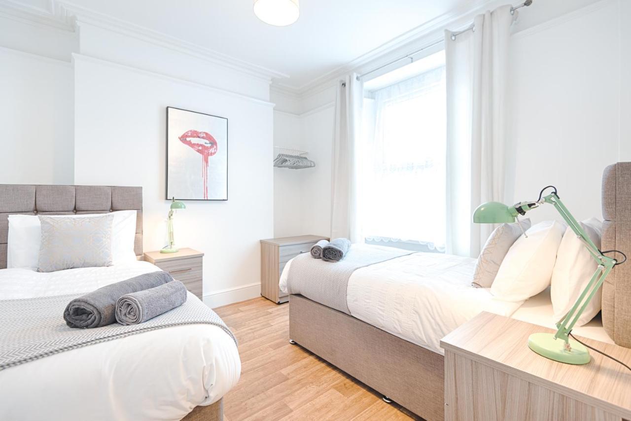 Large Green Garden, 4 Bedrooms, Sleeps 8 Суонзи Екстериор снимка