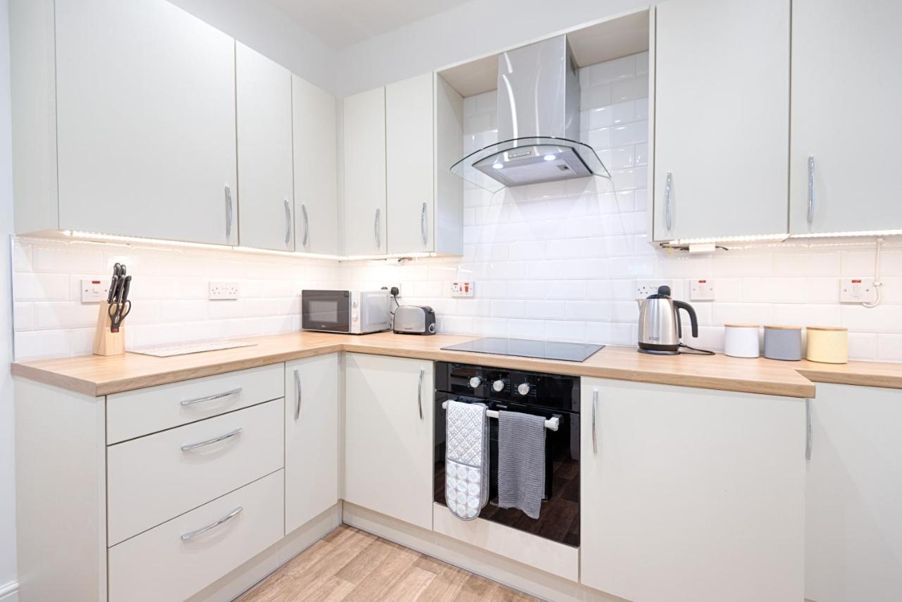 Large Green Garden, 4 Bedrooms, Sleeps 8 Суонзи Екстериор снимка