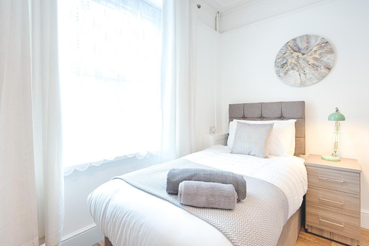 Large Green Garden, 4 Bedrooms, Sleeps 8 Суонзи Екстериор снимка