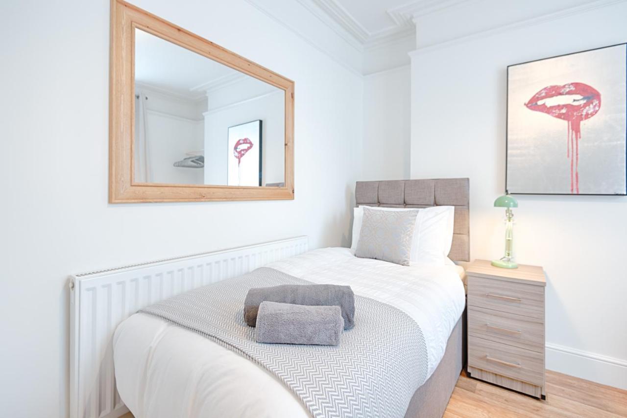 Large Green Garden, 4 Bedrooms, Sleeps 8 Суонзи Екстериор снимка